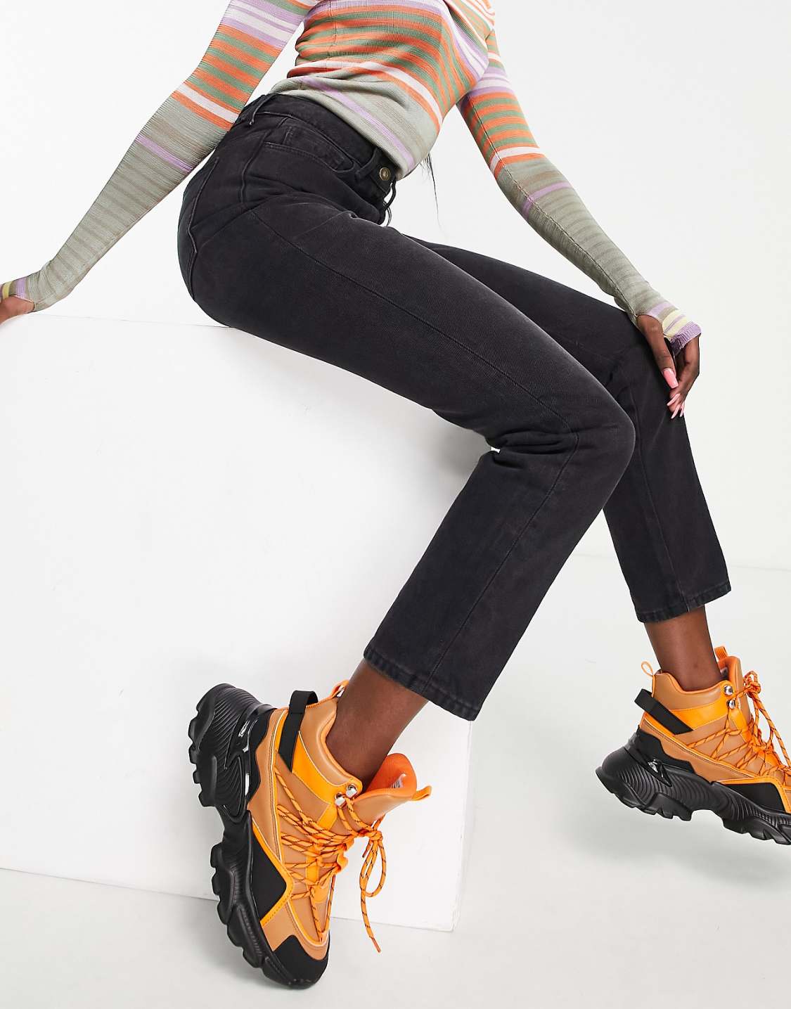 Mom Jeans in Washed Black