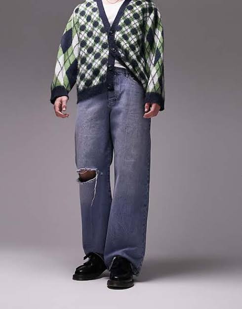 Baggy Ripped Jeans in mid wash blue