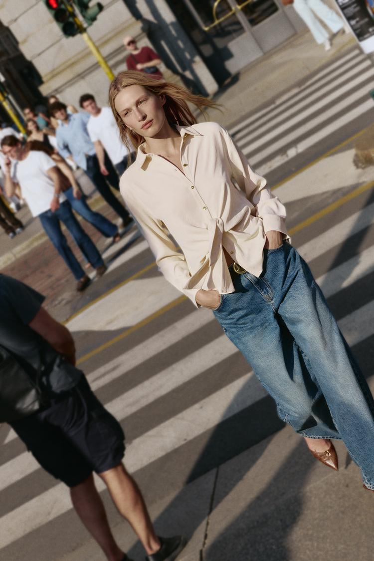 Collared Shirt With Long Sleeve Knot And Botton Up front