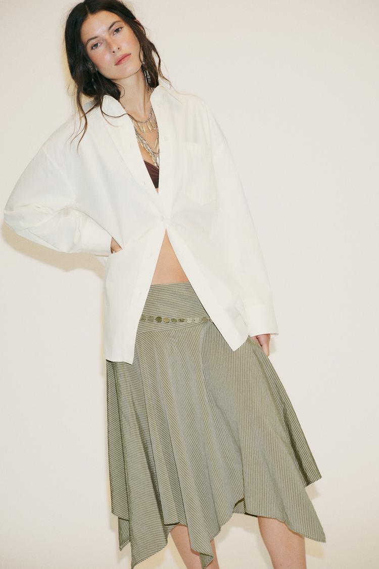 Oversized Shirt With a Lapel Collar And Long Sleeve Pleated Cuff
