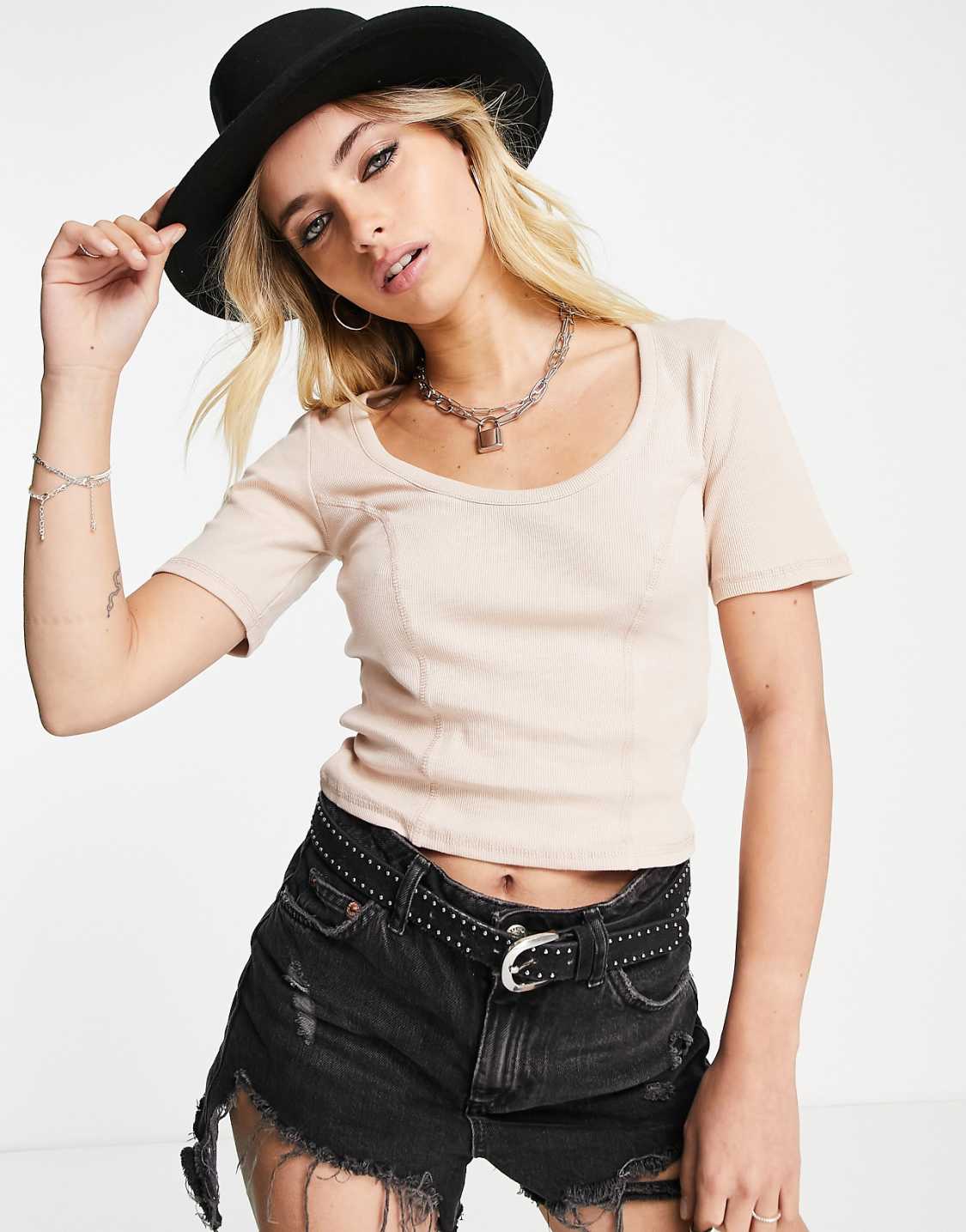 Short Sleeve Seam Scoop Neck t-shirt in Natural