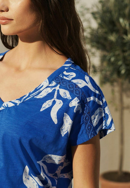 V- Neck Bubble Hem T-Shirt Corn Blue White Print