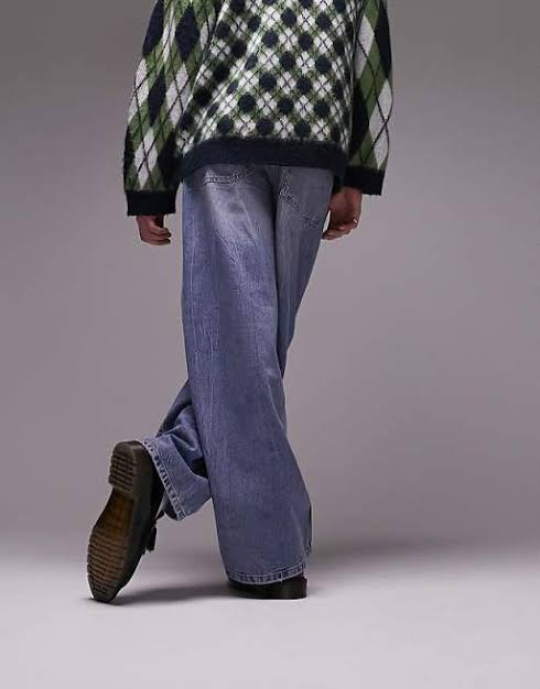 Baggy Ripped Jeans in mid wash blue