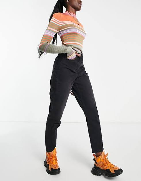 Mom Jeans in Washed Black